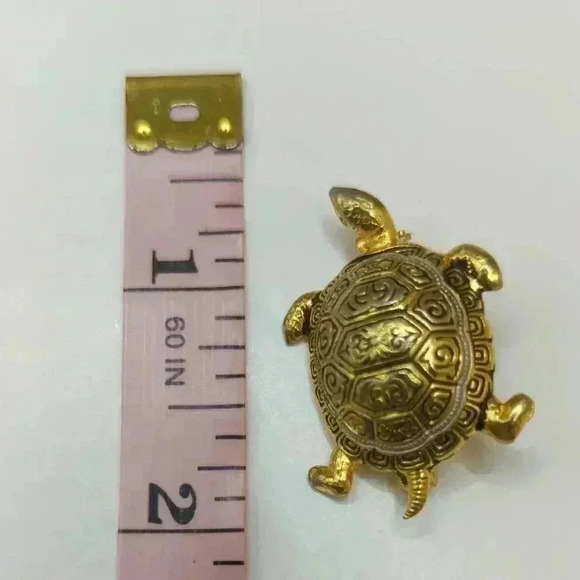 Vintage Goldtone Turtle Brooch Detailed Shell Design Classic & Whimsical Jewelry - Picture 4 of 4
